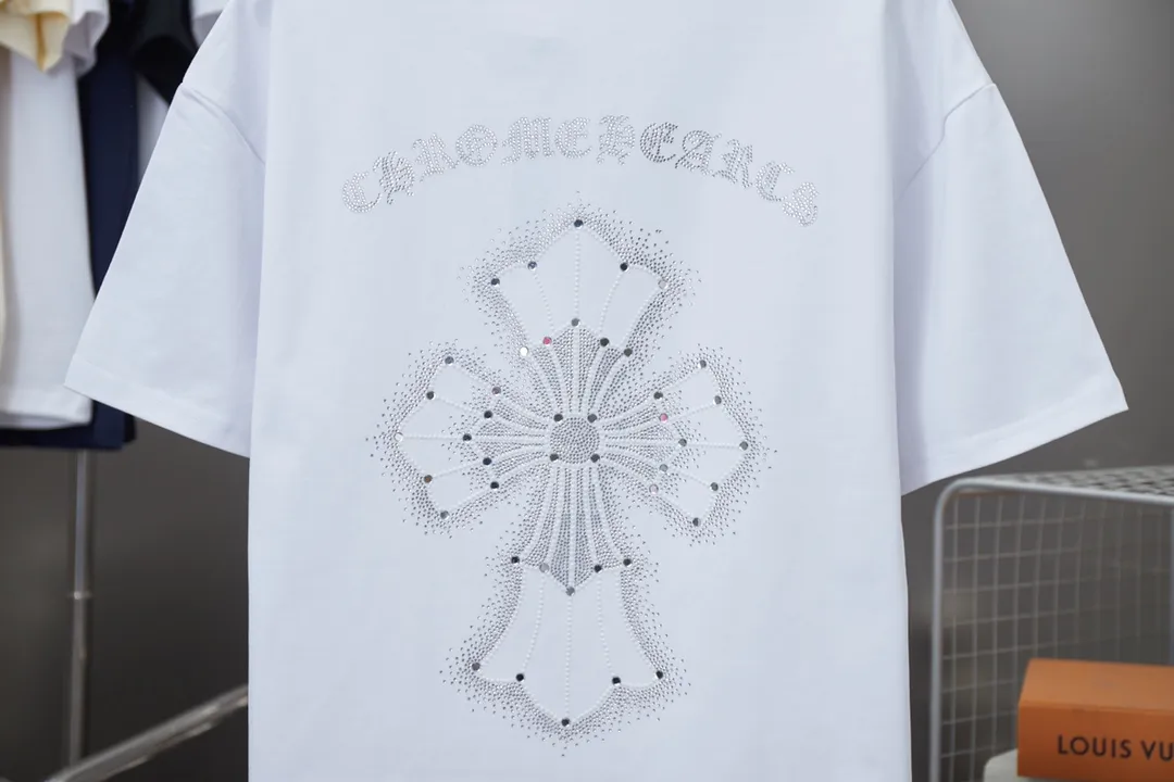 🅿️200 Chrome Hearte 25SS early spring new model, hot diamond short sleeves, light luxury, essential item for daily commuting for men and women, correct version, welcome to compare, detailed features · 280 grams of 100% pure cotton double yarn jersey fabric · Special thickened 32 pieces of double-strand 1X1 thread in the same vat custom dyeing · Imported Australian matte pearlescent diamonds · Double needle stitching and cross-stitching technology · Original main mark, washed tag, brand moisture-proof paper packaging Color: black/white/grey Size: S/M/L/XL